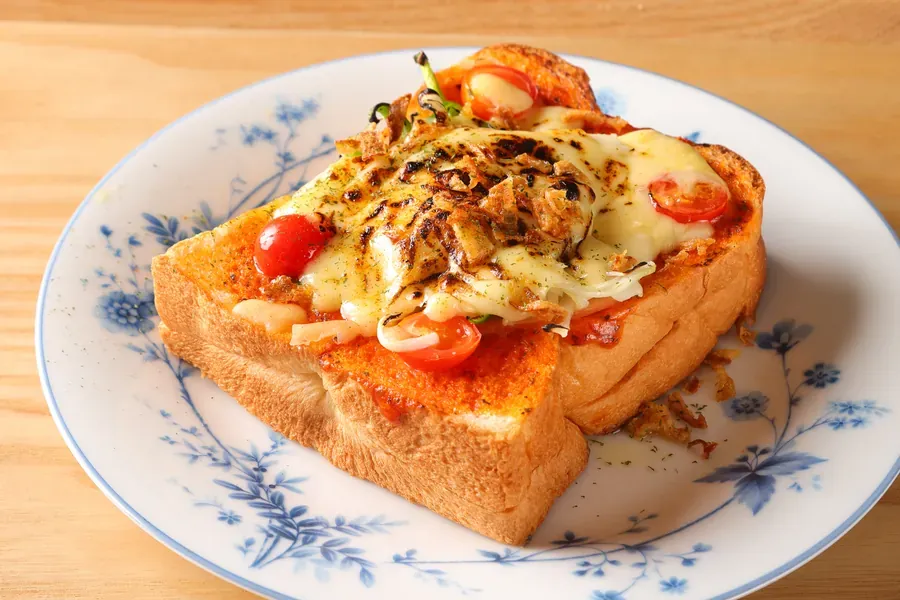 チーズとトマトをのせた厚切りピザトースト
