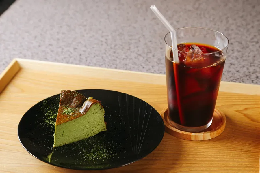 抹茶のバスクチーズケーキとアイスコーヒー