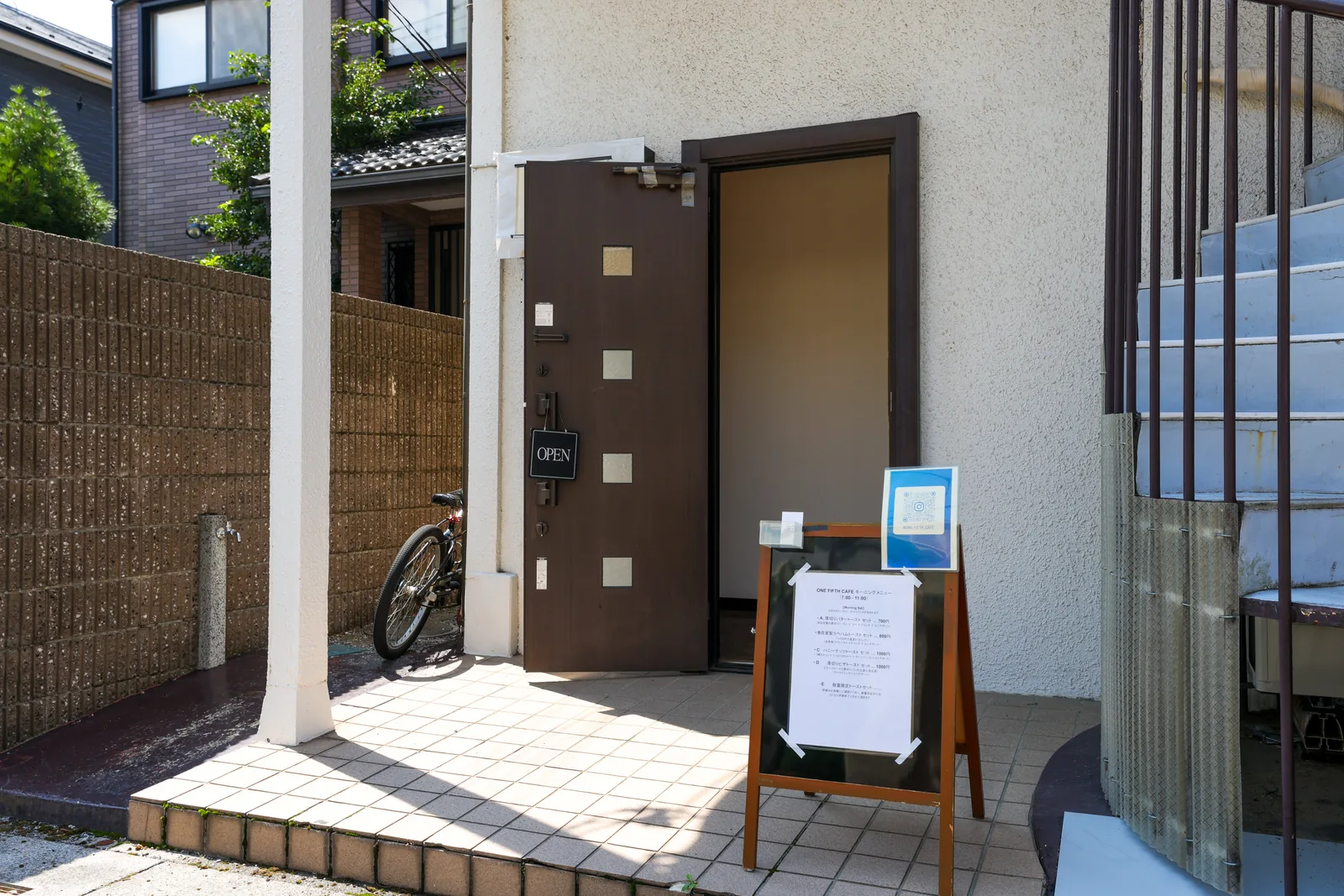 ONE FIFTH CAFE の入口。扉の横に手書きの看板