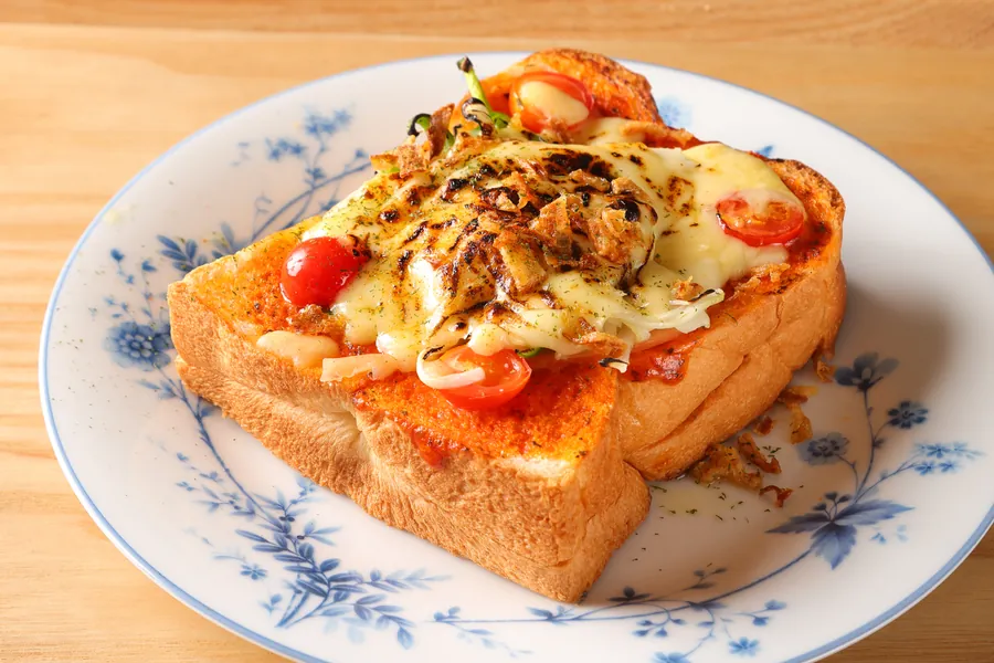 チーズとトマトをのせた厚切りピザトースト
