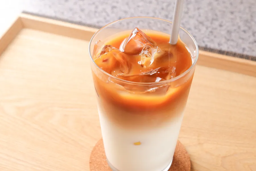 グラスに注いだアイスカフェラテ