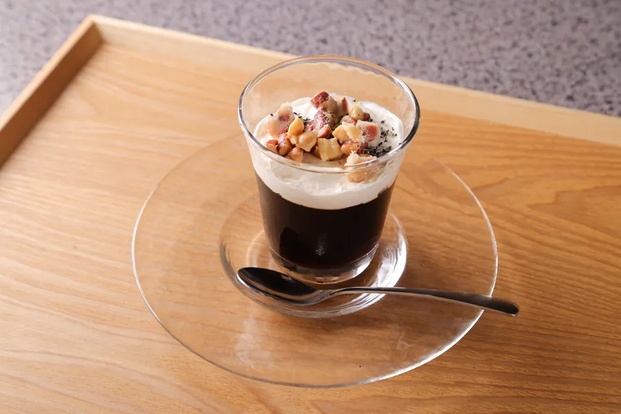 ナッツをのせたコーヒーゼリー