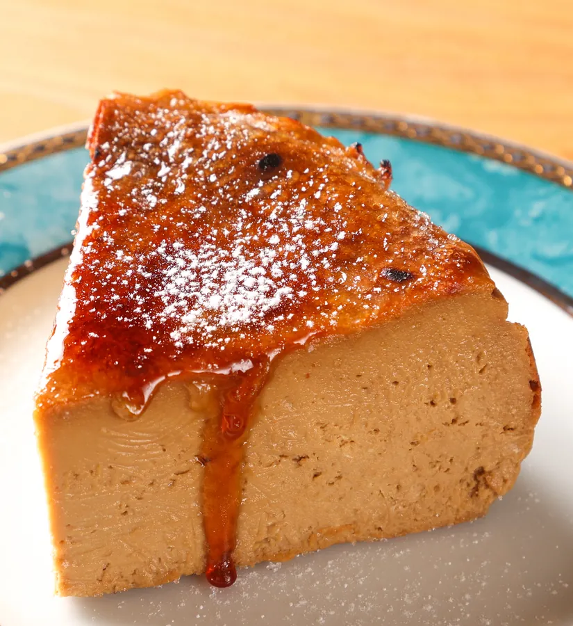 表面を香ばしく焼き上げたバスクチーズケーキ