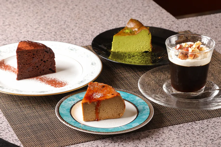 ガトーショコラやバスクチーズケーキが並ぶ手作りスイーツ