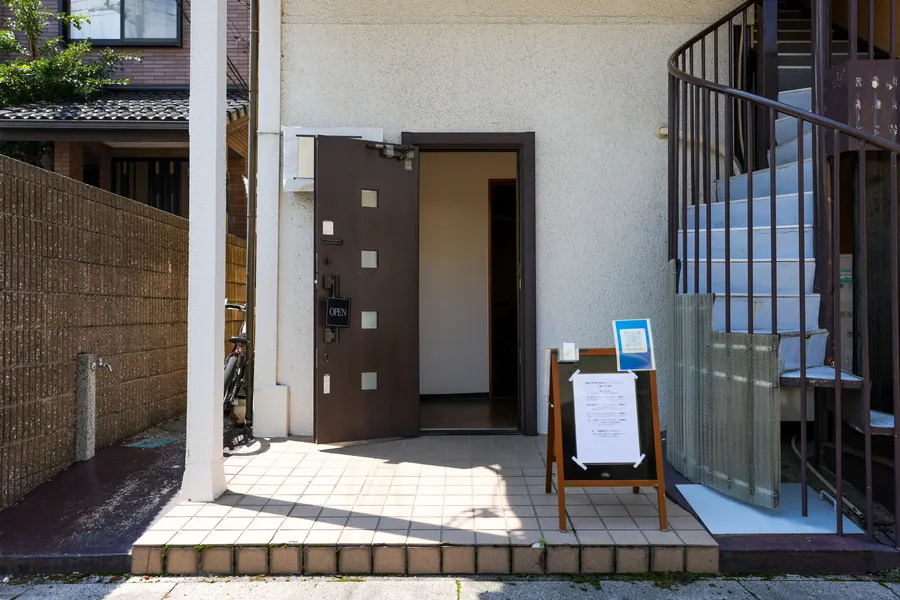 ONE FIFTH CAFEの入口と手書きの看板