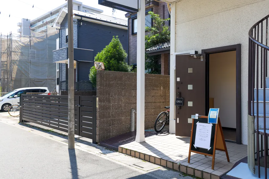 通りから見たONE FIFTH CAFEの入口