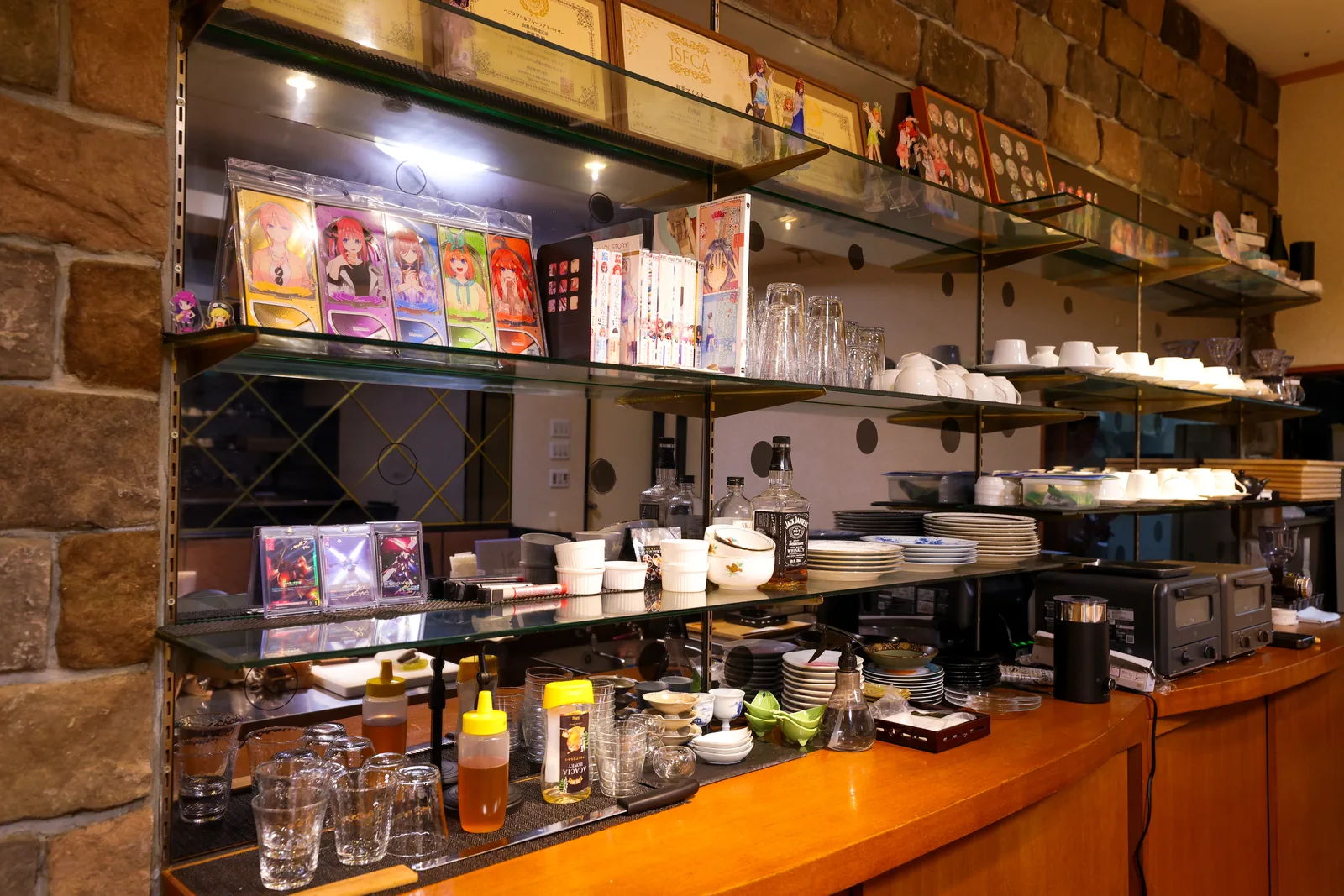 コーヒー豆やカップが並ぶカウンター奥の棚